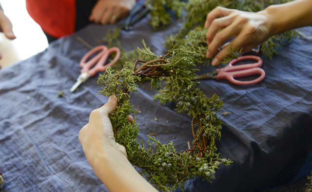 キッズと作る ホームメイド・クリスマスリースでお家を飾ろう特集