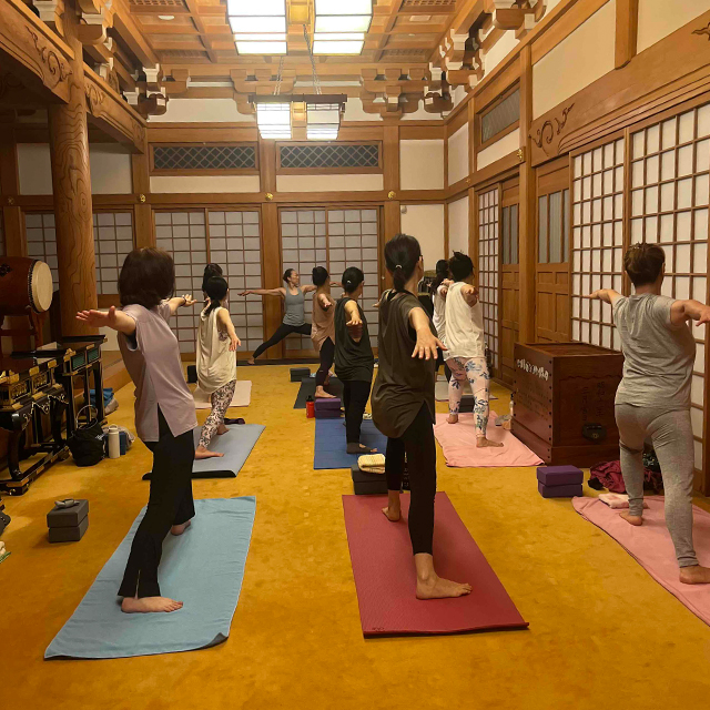 感應寺の「寺ヨガ」で心身ともにリフレッシュ